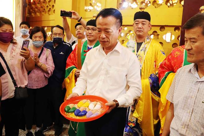 嘉义县中埔欢喜财神庙搭上风创风潮，结合1200年前唐宋八大家之首韩愈「送穷文」，设计出「天地人、三财聚」全新5色杯筊，今嘉义县长翁章梁体验一次掷5对筊杯。（吕妍庭摄）