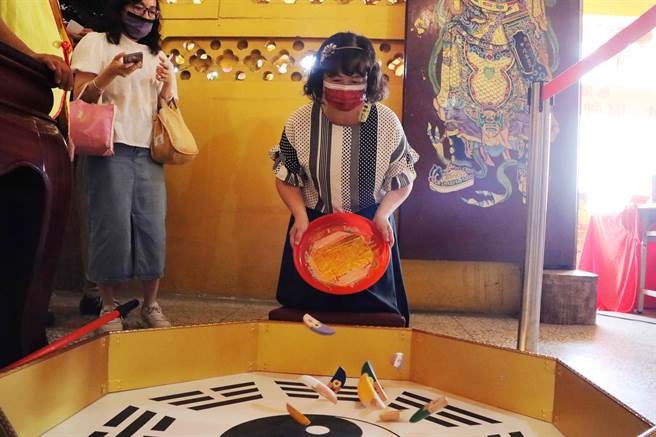 中埔欢喜财神庙自5月4日起，开放信眾掷5色三财杯，依圣筊数搏发财金。（吕妍庭摄）