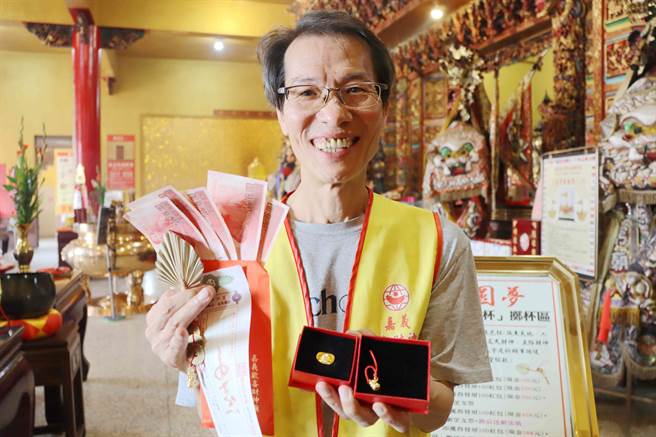 中埔欢喜财神庙自5月4日起，开放信眾掷5色三财杯，依圣筊数搏发财金、金葫芦、金元宝。（吕妍庭摄）