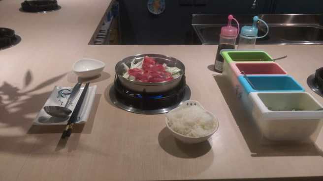 店内环境看起来相当整洁，葱花、酱油等沾酱也提供多种选择，一点也不马虎。（图／FB《爆废公社》）