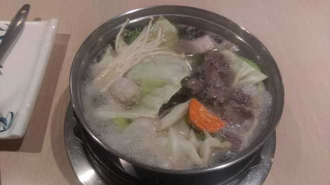 50元火锅提供肉品三选一，菜盘里有高丽菜、金针菇等料。（图／FB《爆废公社》）