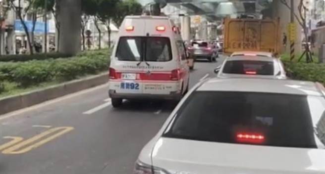 因路口有科技执法，导致用路人不敢礼让救护车，对此消防局表示，依法可以免罚。（记者林意筑翻摄）
