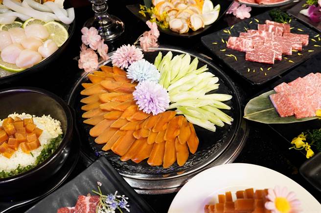 哞哞屋和牛烧肉推身分证对对碰，满足指定任务可享云林北港乌鱼子吃到饱。（哞哞屋提供）