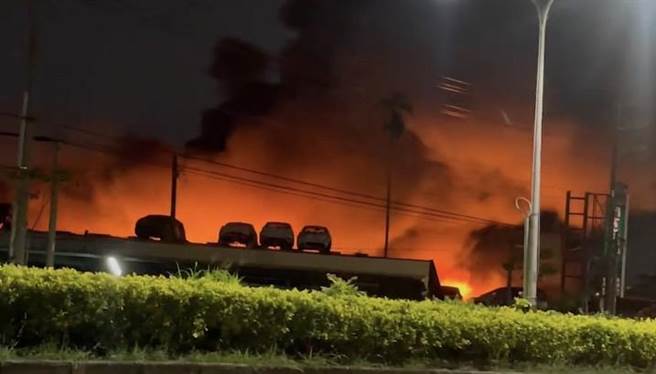 嘉义县水上乡台一线路旁一间汽机车回收厂晚间突起火燃烧。（翻摄自嘉义绿豆大小事LINE群组∕吕妍庭嘉义传真）