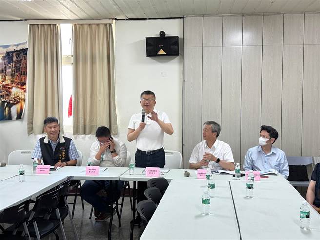 大甲松柏渔港淤积严重，立法院副院长蔡其昌4日会勘争取中央经费改善。（蔡其昌服务处提供）