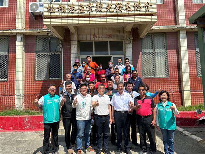 大甲松柏渔港淤积严重，立法院副院长蔡其昌4日会勘。（蔡其昌服务处提供）