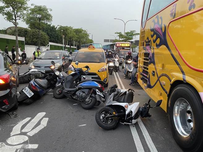 男子变换车道失控，15辆汽机车路口停红灯惨被撞全倒。(警方提供／吕筱蝉桃园传真)