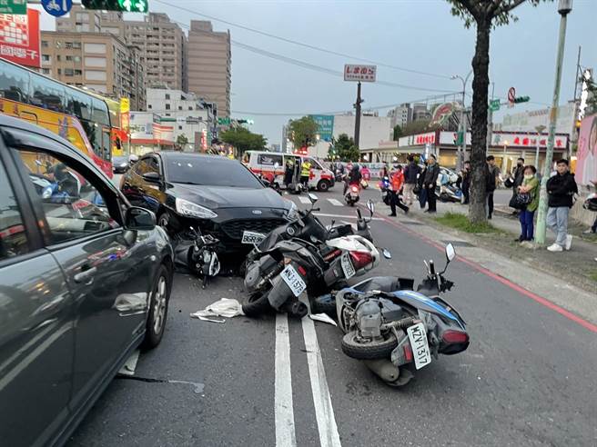 男子变换车道失控，15辆汽机车路口停红灯惨被撞全倒。(警方提供／吕筱蝉桃园传真)