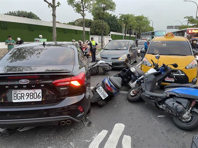 男子变换车道失控，15辆汽机车路口停红灯惨被撞全倒。(警方提供／吕筱蝉桃园传真)