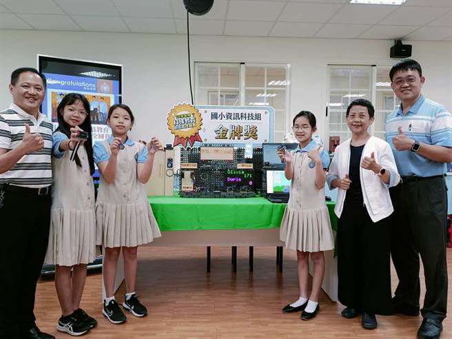 刘庭彣、梁誉襦、刘庭妤创作「智能AI乐活系统」勇夺金牌，开心与师长合影。（陈淑娥摄）