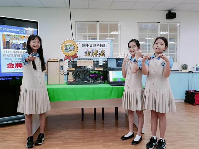 刘庭彣（左）、梁誉襦（右）、刘庭妤（中）创作「智能AI乐活系统」勇夺金牌，开心与大家分享成果。（陈淑娥摄）