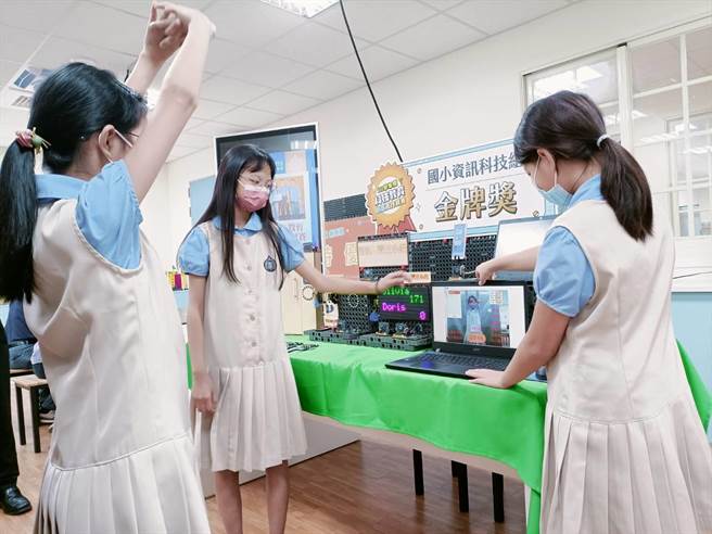 华盛顿小学科技教育校队创作「智能AI乐活系统」勇夺金牌，开心与大家分享成果。（陈淑娥摄）
