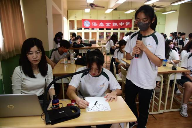 侨泰高中高一双语国际班与医科班学生日前透过直播示范「吹墨梅花」及「吸管粽子」的制作，让日本师生了解台湾的传统技艺。（侨泰高中提供／潘虹恩台中传真）