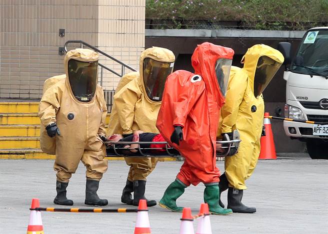 台北市民安9号演习，在战时核子辐射灾害演练中，抢救人员对可能沾染辐射污染的民眾与消防员洒水，减少污染程度。（郑任南摄）