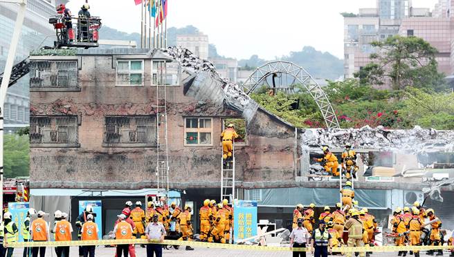 台北市民安9号演习，在倒塌建筑物人命搜救演练中，救难人员抵达现场后协助受困民眾脱困。（郑任南摄）