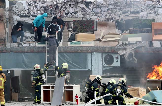 台北市民安9号演习，在倒塌建筑物人命搜救演练中，救难人员抵达现场后协助受困民眾脱困。（郑任南摄）