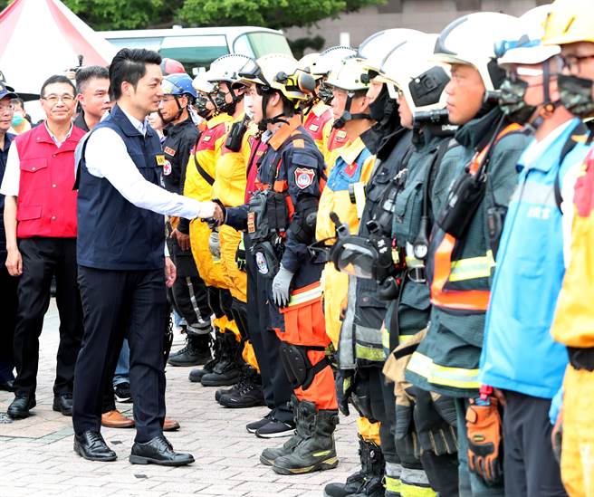 台北市民安9号演习，演练结束后，所有参与演习的人员集结在观礼台前，台北市长蒋万安亲自向每位救难人员握手慰问。（郑任南摄）