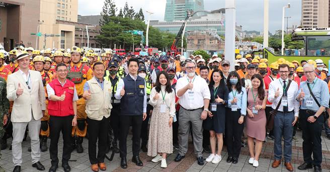 台北市民安9号演习，演练结束后，所有参与演习的人员集结在观礼台前，台北市长蒋万安（前排左4）偕同观礼的外宾进行大合照。（郑任南摄）