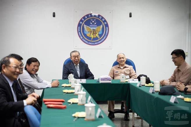 李栋梁前往海军所属部队关怀慰问。（军闻社提供）