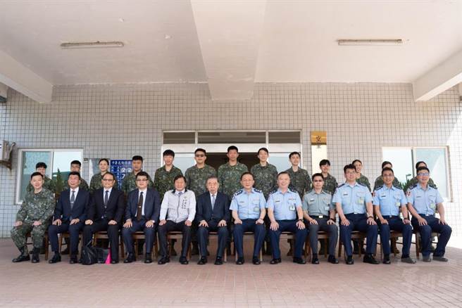 李栋梁前往空军所属部队敬军慰问。（军闻社提供）