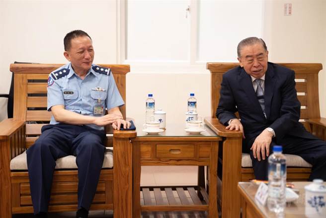 李栋梁与空军司令刘任远和官兵座谈，关心部队生活状况。（军闻社提供）