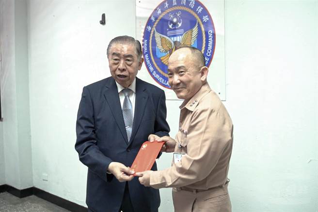 李栋梁颁赠慰问金给海军部队，由海军司令唐华代表官兵接受。（军闻社提供）