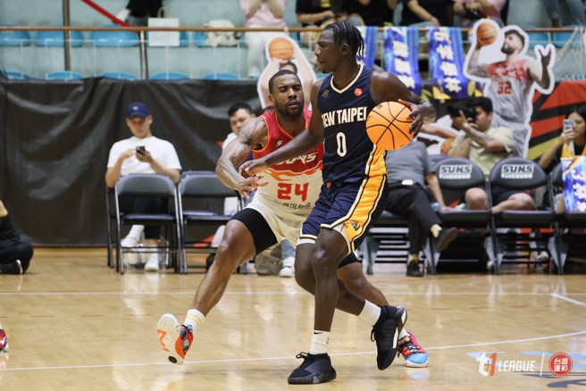 阿巴西(右)今天拿下15分、5籃板、2助攻與3抄截。(T1聯盟提供)