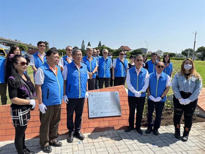 公路总局二区处小组长林文淇1年前因公殉职，局长陈文瑞4日前来清水地磅站主持纪念碑揭碑活动。（公路总局提供）