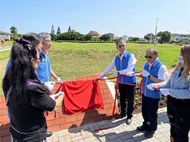 公路总局二区处小组长林文淇1年前因公殉职，局长陈文瑞4日前来清水地磅站主持纪念碑揭碑活动。（公路总局提供）