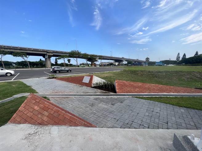 公路总局二区处小组长林文淇因公殉职周年，该局在清水地磅站成立纪念碑。（公路总局提供）