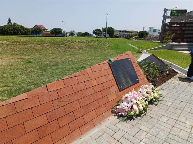 公路总局二区处小组长林文淇因公殉职周年，该局在清水地磅站成立纪念碑。（公路总局提供）