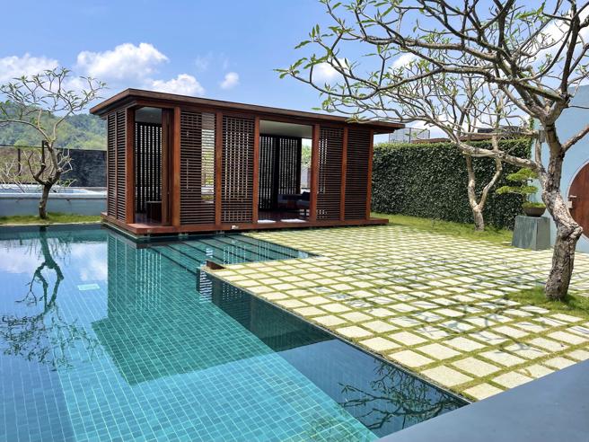 涵碧楼的庭园别墅拥有百坪私人空间，有户外泳池及发呆亭。（何书青摄）