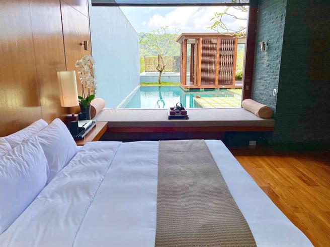 推开落地玻璃窗，便可直接享受户外气息。（何书青摄）