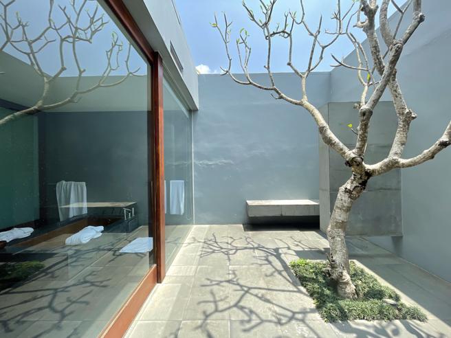 浴室旁的私人露天淋浴区。（何书青摄）