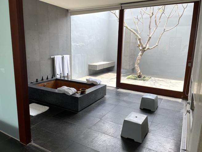 别墅的浴室空间相当宽敞。（何书青摄）