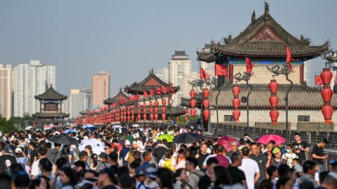 大陆五一假期增值税发票数据显示旅游消费市场火爆。（新华社）