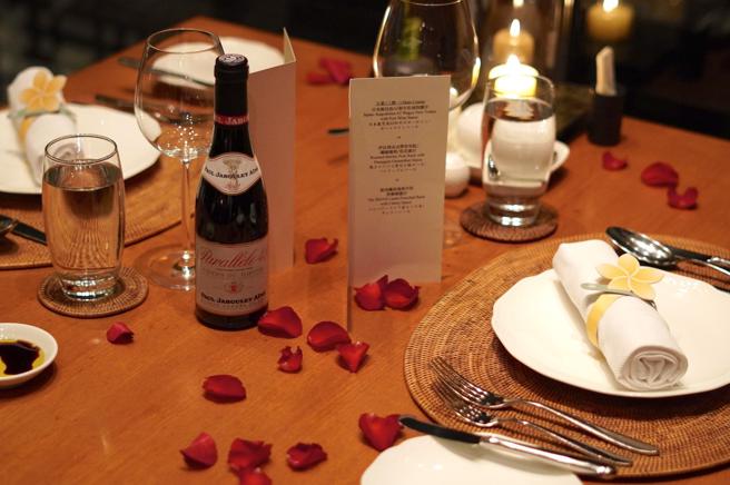 「纪念日专案」的房客可在东方餐厅享用烛光晚餐。（何书青摄）