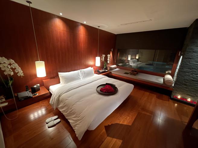 入住庭园别墅的纪念日专案房客用完晚餐后，回到房内可享受经精心布置的浪漫氛围。（何书青摄）