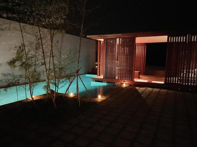 庭园别墅外的泳池及发呆亭，到了夜晚有不同氛围。（何书青摄）