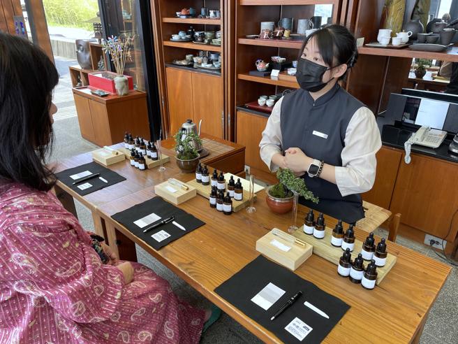 专人带领房客体验手作香氛。（何书青摄）