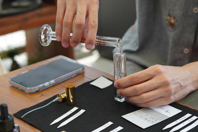 房客自己调制出专属香氛，还能把10ML香氛带回家。（何书青摄）