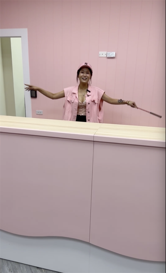 李明珊介绍新公司、新环境。（截自脸书）