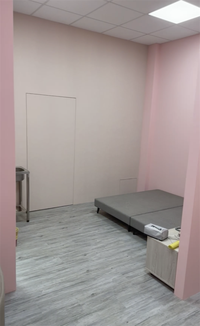 李明珊曝光在公司休息用的房间，同样也是粉红色调。（截自脸书）