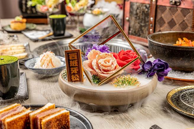 点购店内任一款母亲节3人套餐，可享加赠市价360元的极上雪花牛或390元的红樱猪梅花一份，示意图。（山鲸烧肉提供）