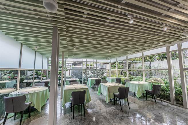 法式料理餐厅｢法月｣拥有美丽的花园庭院和浪漫的玻璃屋，用餐环境优美又清静。 （Lafete．法月提供）