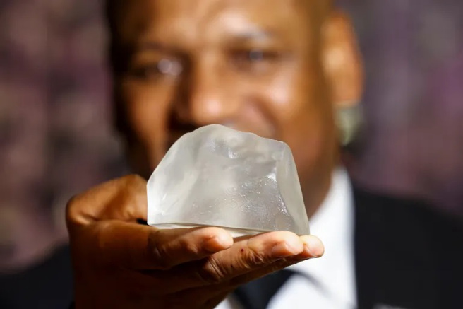 开普敦钻石博物馆展示的非洲之星复制品，当年的钻石原石有拳头那么大。(图/路透社)