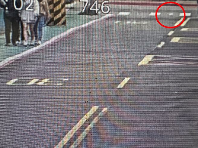 演唱会门票遗失地点监视器画面。（图／警方提供）