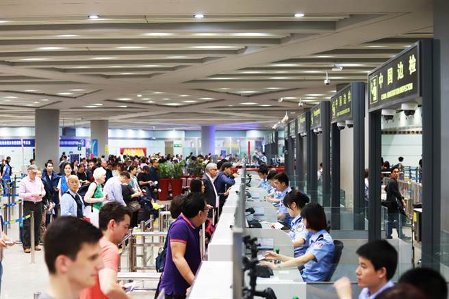 大陆官方统计五一假期日均125.3万人次出入境。图为2019年端午节入境北京情形。（大陆国家移民管理局）