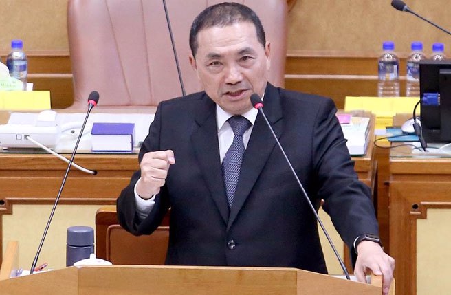 新北市长侯友宜出席市政总质询时强调，报效国家、奉献社会是自己一辈子不变的职志。（范扬光摄）