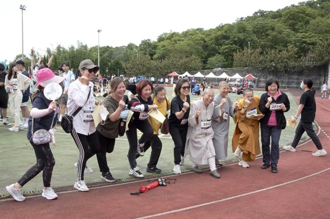 华梵师生开心参加「创办人杯越野赛」。（华梵大学提供）
